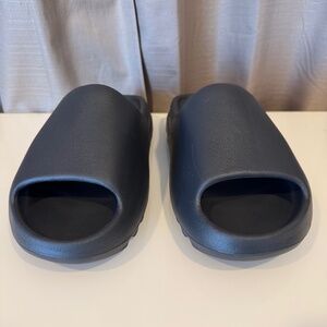 Yeezy Slide (Mens sz 11)